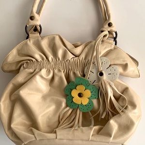 Sweet shoulder bag with flower embellishments.